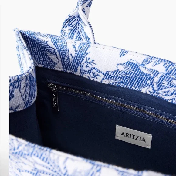 Aritzia Blue and White Patterned Keep Tote Bag Size One - Picture 5 of 10